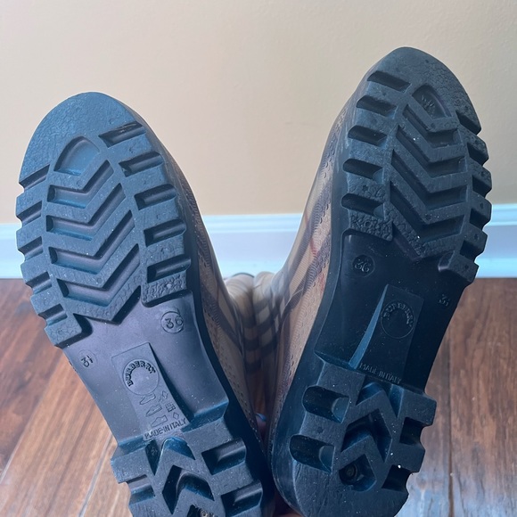 Authentic Burberry boots - Picture 4 of 5